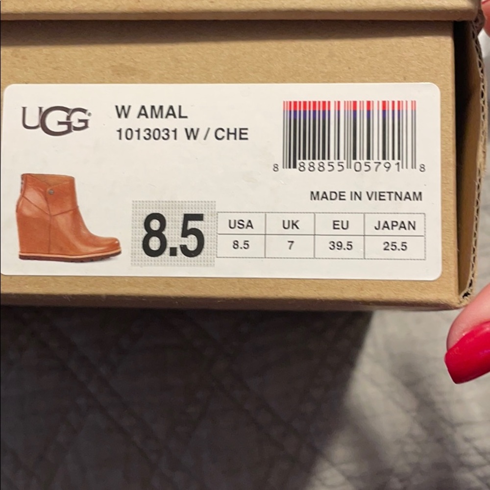 UGG AMAL WEDGE 8.5!!!